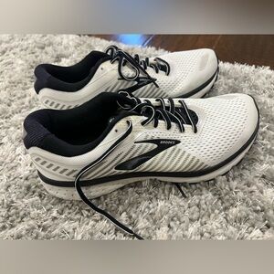 Brooks Ghost 12 men’s shoes. Perfect condition! 10.5